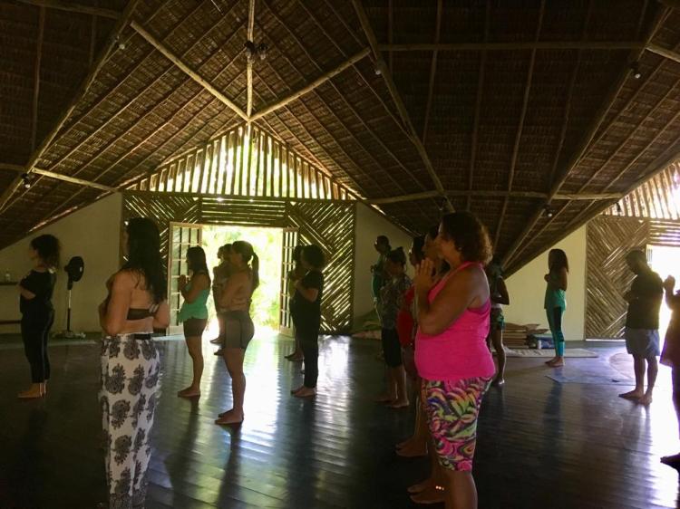 Prática de Hatha Yoga durante um dos nossos retiros
