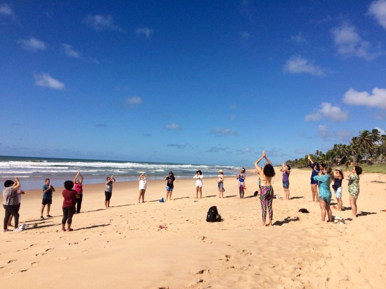 Retiro Shanti - Yoga, Meditação, artes e danças. Práticas do Yoga realizadas na praia em um dos nossos retiros.