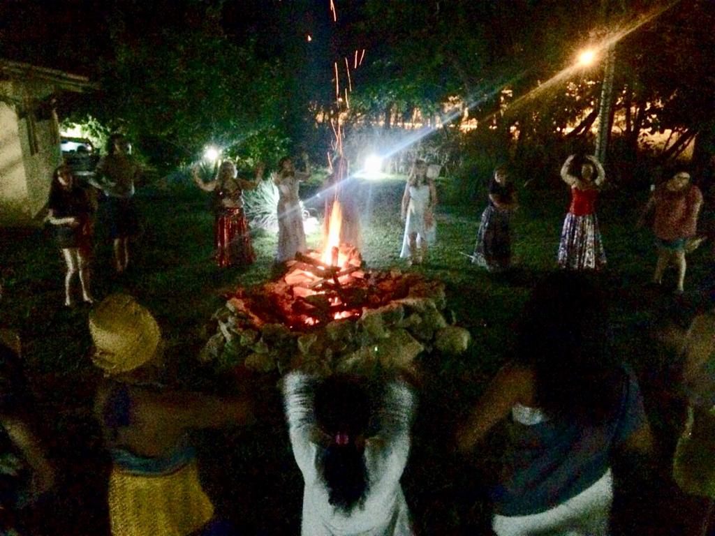 Vivência no Retiro Shanti. Yoga, Meditação e Artes. Danças ao redor da fogueira. 2018. Imbassaí - Bahia.